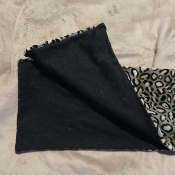 Women's Leopard Print Grey Scarf Reversible to Black - Picture 3 of 4